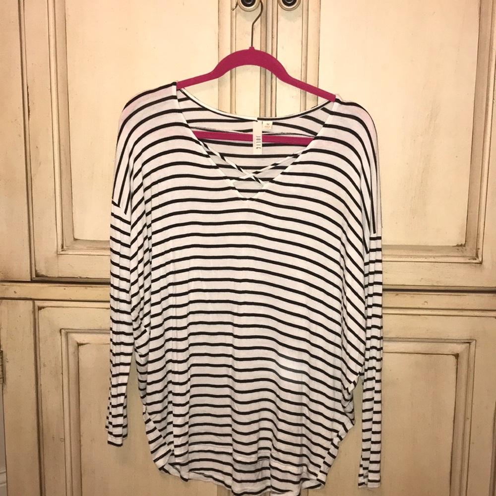 Francesca’s - Jolie black and white striped shirt